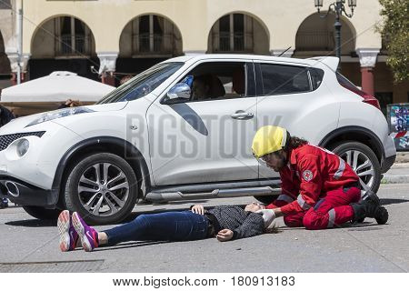 First Aid, Victim Liberation In An Car Accident
