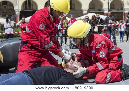 First Aid, Victim Liberation In An Car Accident