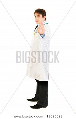 Retrato de longitud completa del médico autorizado con gesto de parada