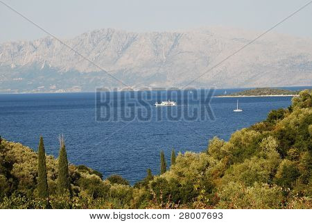 Regardant vers le bas sur la baie de Spilia dans la colline recouvert d'arbres sur l'île grecque de Meganissi.