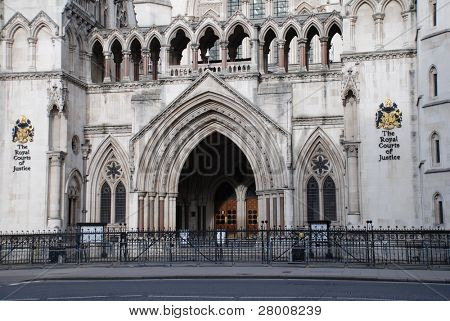 Los reales tribunales de justicia en el Strand, Londres, Inglaterra.