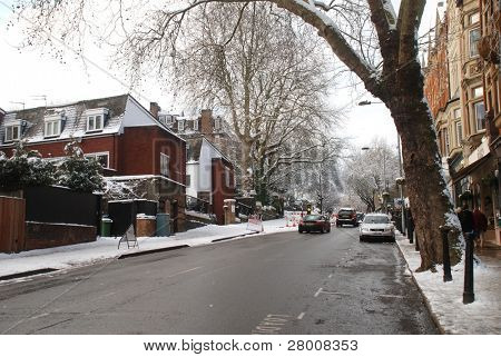 Londra - 7 Ocak: Kar kapaklar Hampstead sokaklarında 7 Ocak 2010 tarihinde Londra'da. Eski İngiltere olduğunu