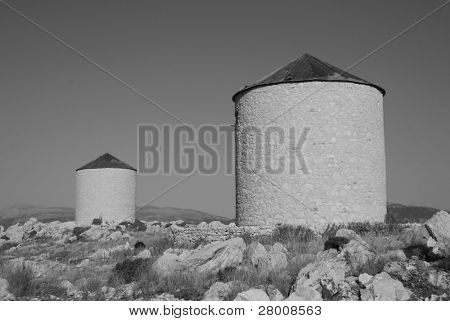 İki eski yel Emborio Halki Yunan Adası üzerinde yukarıda tepelerde taş.