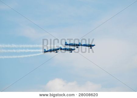 EASTBOURNE, ENGLAND - AUGUST 14: Vinger aerobatic display holdet klarer sig på Airbourne airshow 