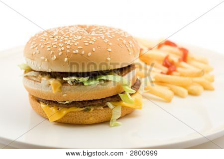 Cheeseburger et des frites