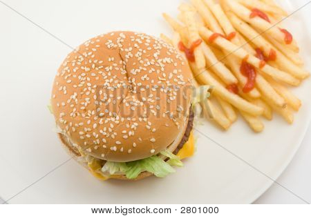 Cheeseburger et des frites
