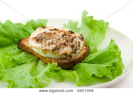 Salade verte avec du fromage de chèvre et de pain grillé