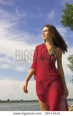mujer con pañuelo rojo