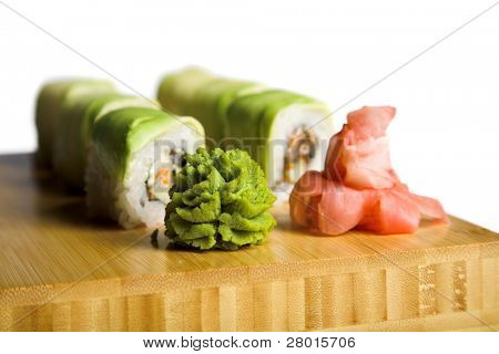 suhi อร่อยที่แยกต่างหากใน backgrouund สีขาว