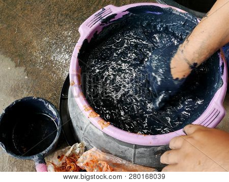 Process Mix Material For Preparing Natural Colors Mauhom Or Indigo Color Of Indigenous And Wisdom Kn