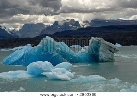 ภูเขาน้ำแข็งใน Lake Argentino ใกล้ Upsala กลาเซียร์