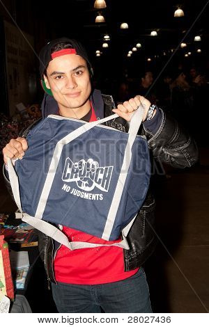 2011 Funken der Liebe Toy Drive gehostet von Kiowa Gordan