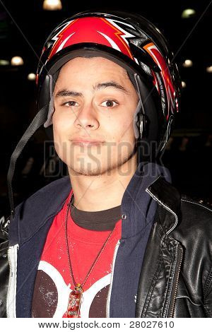 2011 Funken der Liebe Toy Drive gehostet von Kiowa Gordan