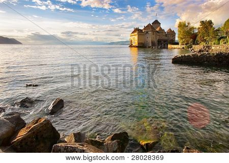 Una fortezza medievale Shillon sul Lago Leman su un tramonto