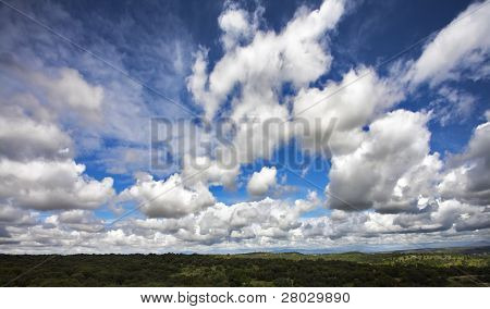 die wunderlichen Wolken über Madrid fliegen