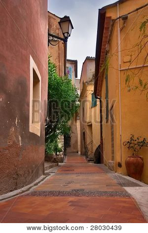  Ruelle déserte dans la cité médiévale