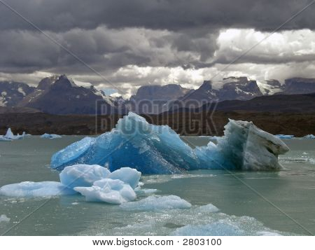 ภูเขาน้ำแข็งในทะเลสาบ Argentino