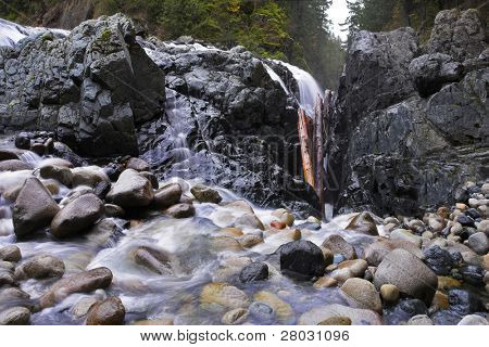 Cascata pitoresca cai Ilha Vancouver - Inglês River Falls