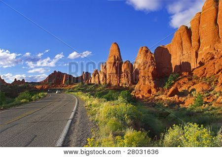  Camino entre formaciones de piedra naturales anormal en los conocido Parque 
