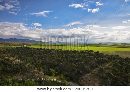 großer Park in einem Vorort von Madrid, fotografiert von einer Seilbahn teleferico