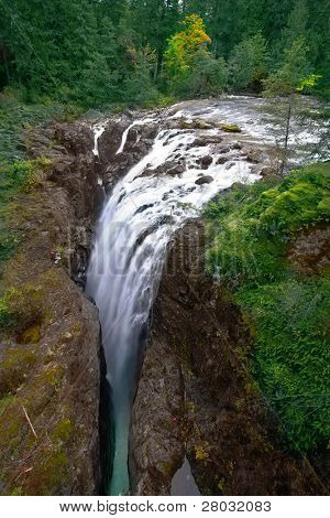 Cascata pitoresca cai Ilha Vancouver - Inglês River Falls