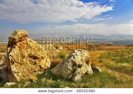  große Steine im Gras im jordanischen Tal