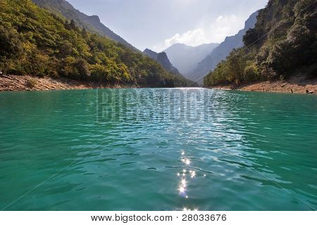 der Fluss Verdon im Durchschnitt aktuelle, zwischen hohen Mauern einer Schlucht