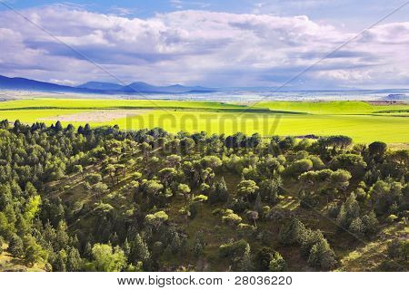 großer Park in einem Vorort von Madrid, fotografiert von einer Seilbahn teleferico