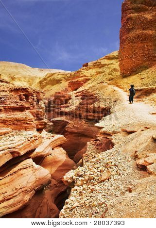 Nyomon követni a piros canyon, köves sivatagban Izrael déli szélén