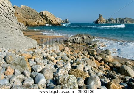 Skály na pobřeží je Liencres v Cantabria