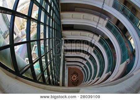 ตกแต่งภายในของชั้น หน้าต่างขนาดใหญ่ และเคลือบคลุมโรงแรม