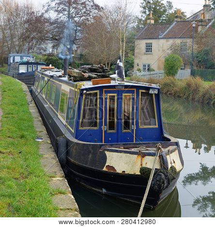 Bath, Great Britain - Dec 25, 2018: Narrow Boats In The Kennet And Avon Canal  In The City Bath. Dec
