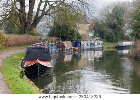Bath, Great Britain - Dec 25, 2018: Narrow Boats In The Kennet And Avon Canal  In The City Bath. Dec