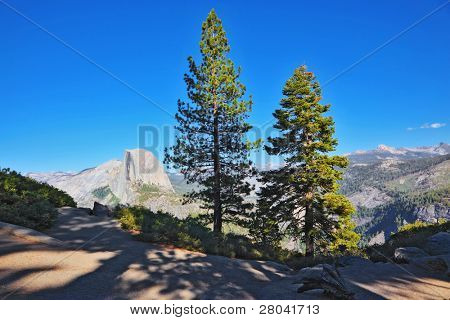 Välkända mountain top halv Doum i Yosemite national park på en solnedgång