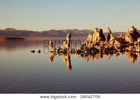 Favolosamente bella Mono Lake con fantastica barriera corallina-tufo. Tramonto