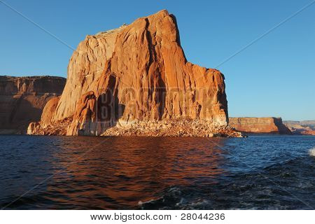 Yolculuk tekne ile Lake Powell üzerinde seyahat. Pitoresk astern gemi dalgalar. Gün batımı ışınları aydınlatmak 