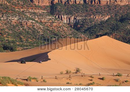 Reserva de dunas de arena de Coral rosado en los Estados Unidos. Excelente diversión: esquí en dunas de arena en el coche de los deportes especial
