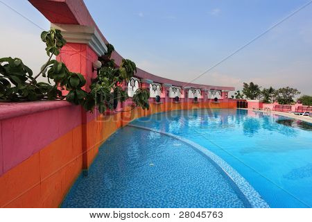 Rosa Wänden und blauen Wasser. Die luxuriösen Pool am zwanzigsten Stock ein wunderschönes Hotel im bangk