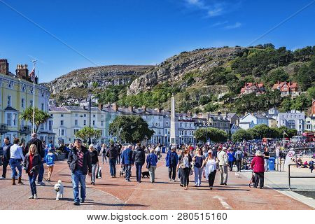 25 August 2018: Llandudno, Conwy, North Wales - A Sunny But Cool Start To The Bank Holiday Weekend D