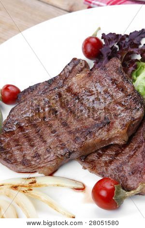 肉料理： 2 つの緑のレタスのサラダ、ロースト オニオン、レッド ・ ホット ・ チリ ・ ペッパーズ、ステーキのグリル