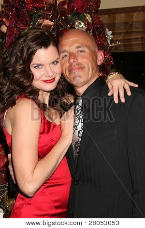 LOS ANGELES - DEC 17: Heather Tom og mand James Achor på 2011 Tom / Achor årlige Christmas 