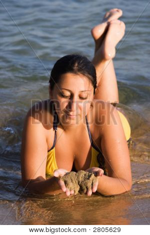 Mulher bonita, postura pela costa