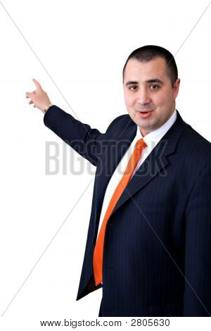 Modelo masculino, vestindo um terno, apontando para um fundo branco