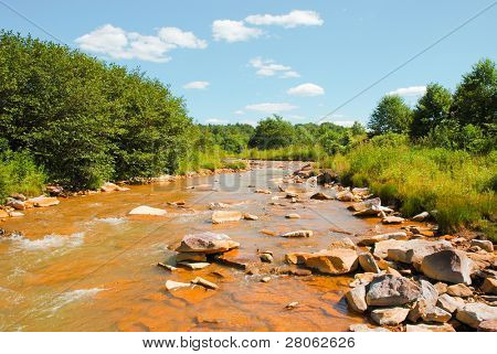 Sitio del desastre de Johnstown Flood y agua del río orange