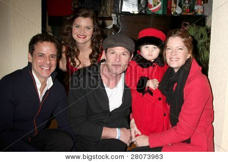 LOS ANGELES - DEC 17: Christian LeBlanc, Heather Tom, Winsor Harmon, Michelle Stafford og datter