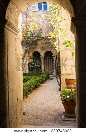Architecture, Exterior And Design Concept - Arches Of Long Niche Leading In Mediterranean Courtyard 