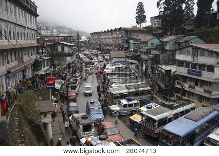DARJEELING - vers décembre 2008 : Vue de la rue principale, la gare routière et Bazar vers décembre 2008 dans