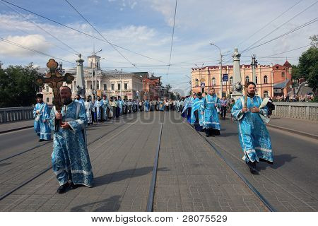TOMSK, Rusia - el 9 de agosto: Ortodoxa procesión en Tomsk y celebraciones dedicadas a la segunda buscarEn