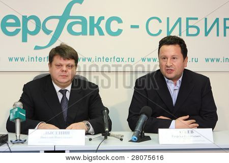 TOMSK, Federacja Rosyjska - 4 grudnia: Manager biura Tomsk Bank VTB-24 Mikołaja Lysenin (L) i George Ageev (