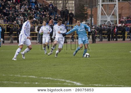 TOMSK, Federacja Rosyjska - 5 kwietnia: Mecz piłki nożnej Mistrzostwa Rosji wśród Tom'(Tomsk) - Zenit (St.Petersb